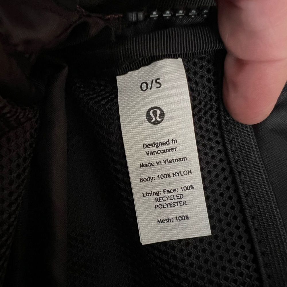 Lululemon Everywhere Belt Bag 1L (the smaller)-Black/Gold-NEW!! - Picture 2 of 8